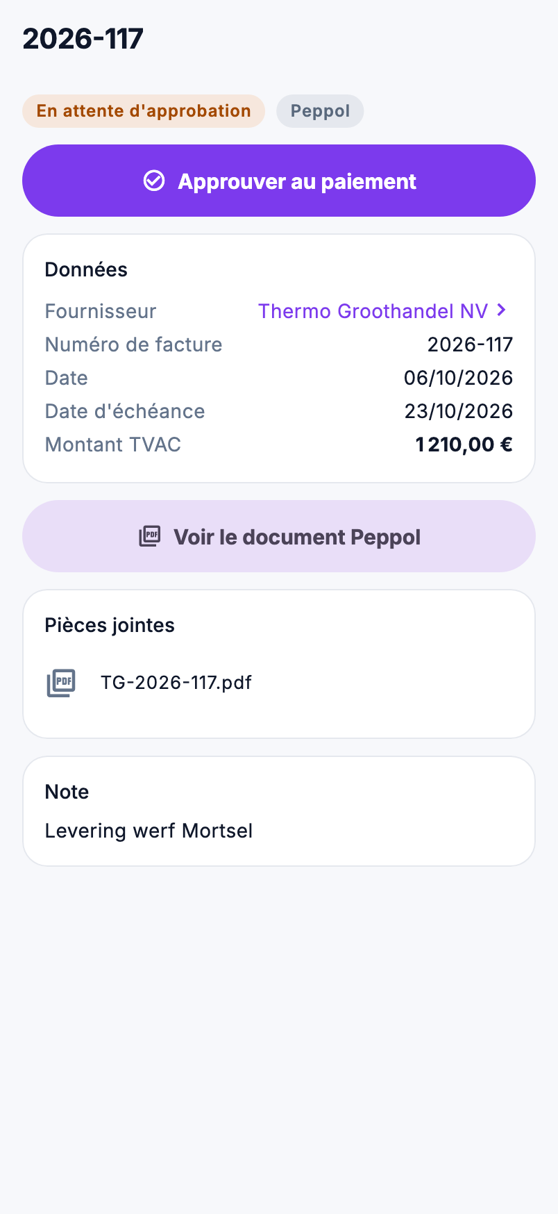 Une facture d'achat dans l'app : le statut En attente d'approbation et Peppol, le bouton Approuver au paiement, les données de la facture, le bouton Voir le document Peppol et les pièces jointes.