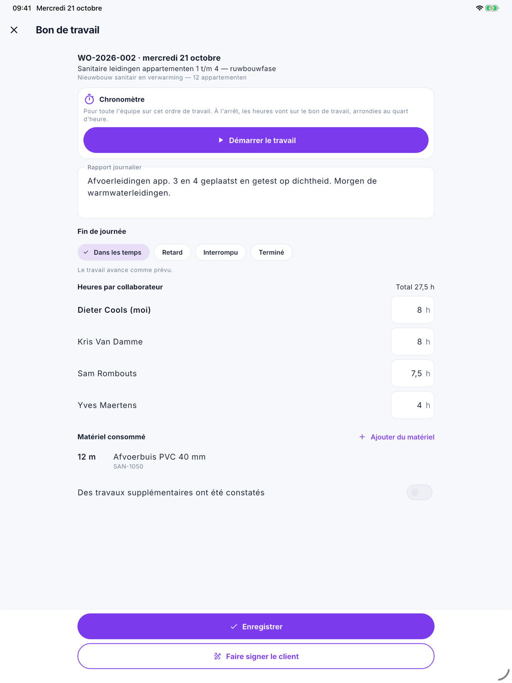 Le bon de travail dans l'app sur une tablette : en haut l'ordre de travail avec la date, puis le Chronomètre avec le bouton Démarrer le travail, le Rapport journalier, Fin de journée avec Dans les temps choisi, les Heures par collaborateur pour quatre personnes, le Matériel consommé avec 12 m de tuyau d'évacuation, et en bas les boutons Enregistrer et Faire signer le client.