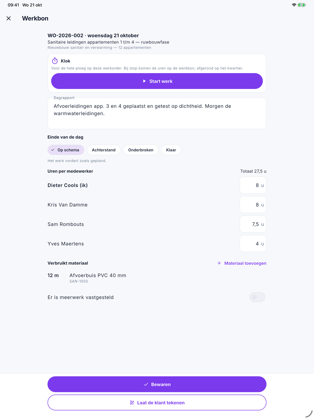 De werkbon in de app op een tablet: bovenaan de werkorder met de datum, daaronder de Klok met de knop Start werk, het Dagrapport, Einde van de dag met Op schema gekozen, de Uren per medewerker voor vier personen, Verbruikt materiaal met 12 m afvoerbuis, en onderaan de knoppen Bewaren en Laat de klant tekenen.