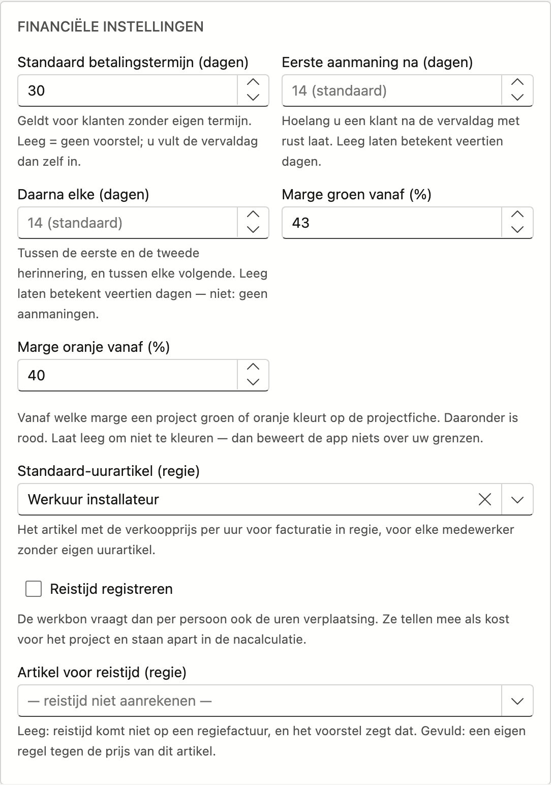 De kaart Financiële instellingen met Standaard betalingstermijn (dagen) op 30, Eerste aanmaning na en Daarna elke leeg met de tip 14 (standaard), Marge groen vanaf 43, Marge oranje vanaf 40, Standaard-uurartikel (regie) op Werkuur installateur, Reistijd registreren niet aangevinkt en Artikel voor reistijd (regie) leeg.