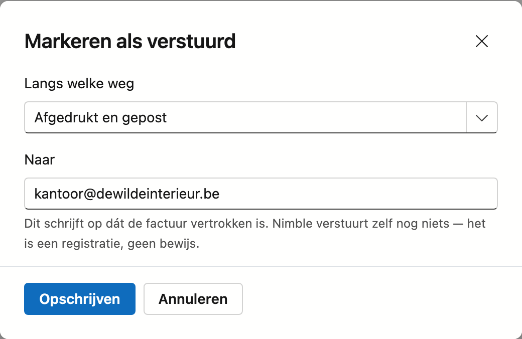 Het venster Markeren als verstuurd met de keuzelijst Langs welke weg op Afgedrukt en gepost, het veld Naar met een
e-mailadres, de uitleg dat dit enkel opschrijft dát de factuur vertrokken is, en de knoppen Opschrijven en
Annuleren.