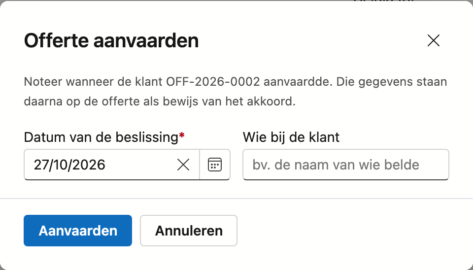 Het venster Offerte aanvaarden: de uitleg dat de gegevens als bewijs van het akkoord op de offerte komen, de velden
Datum van de beslissing en Wie bij de klant, en de knoppen Aanvaarden en Annuleren.